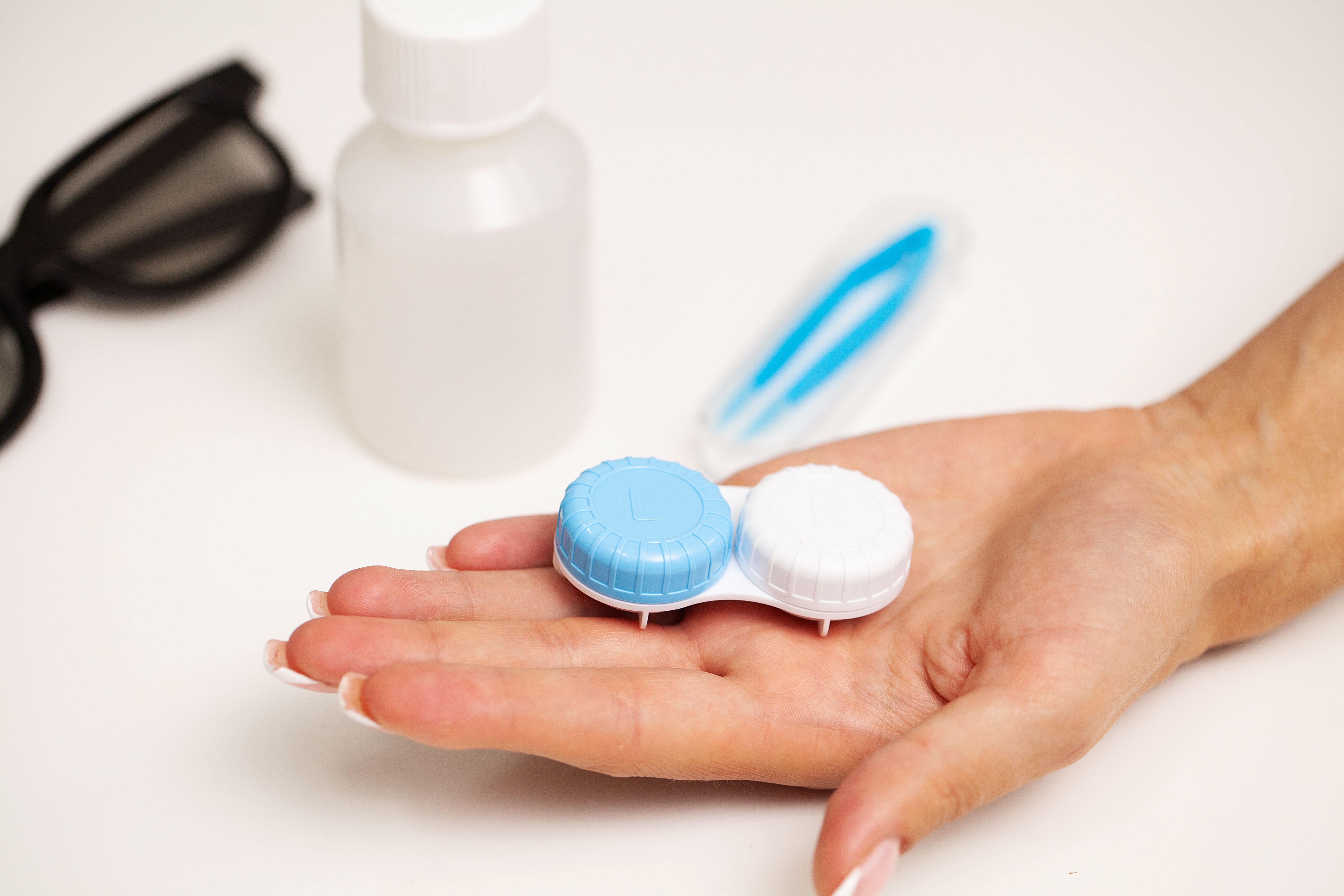 Flacone di soluzione per lenti a contatto e portalenti con lenti pulite.