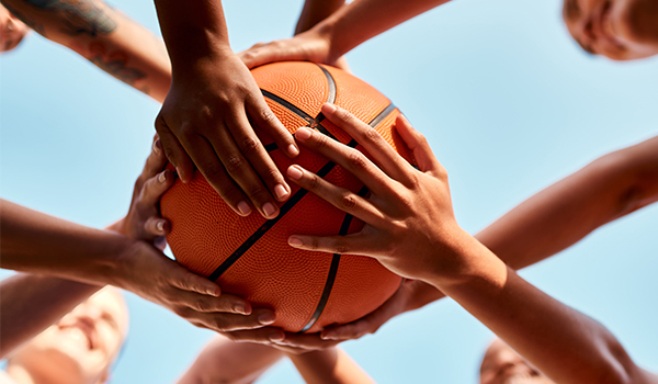 palla da basket tenuta in mano da persone che indossano lenti a contatto