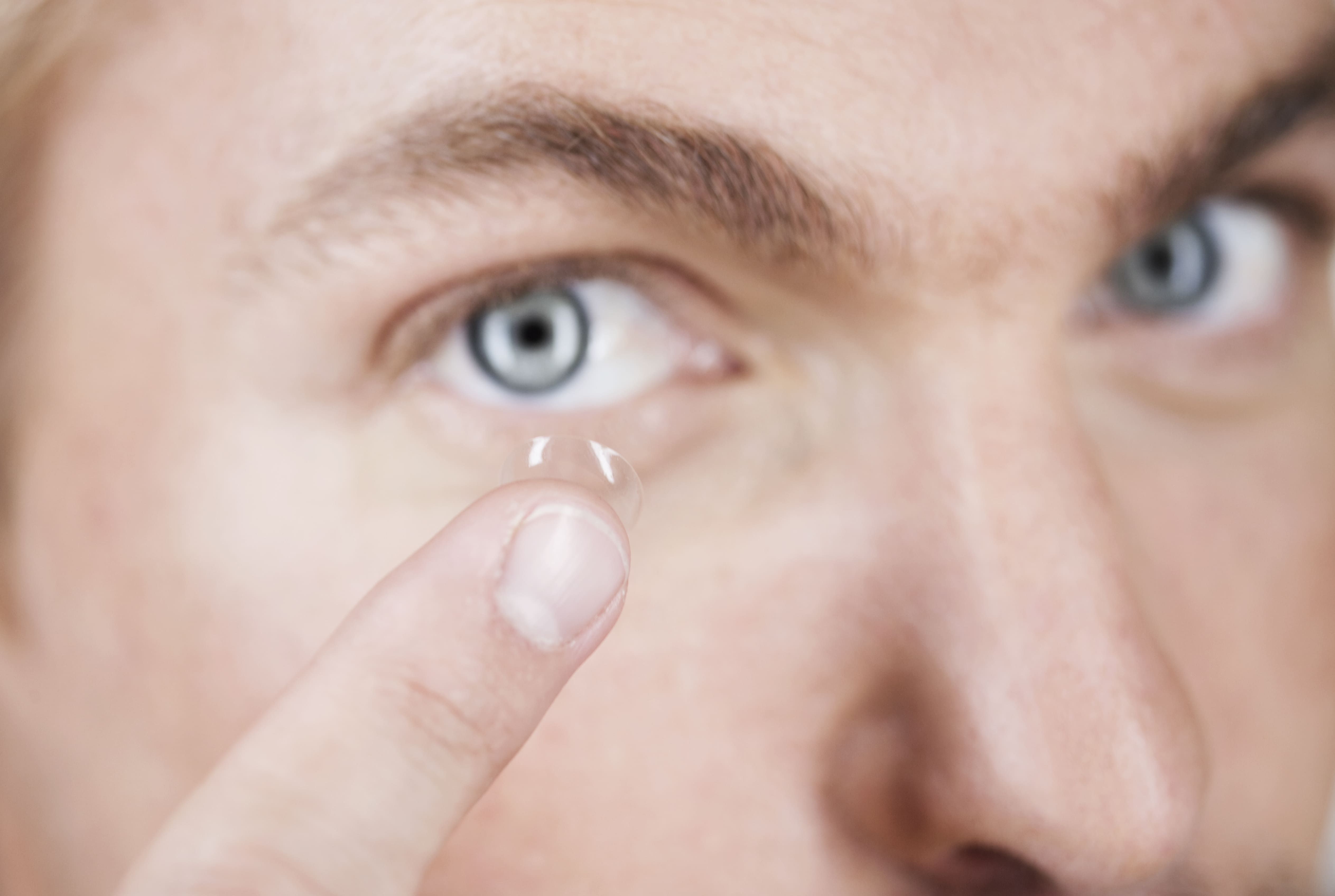 Consigli per portare le lenti a contatto tutto il giorno senza fastidi