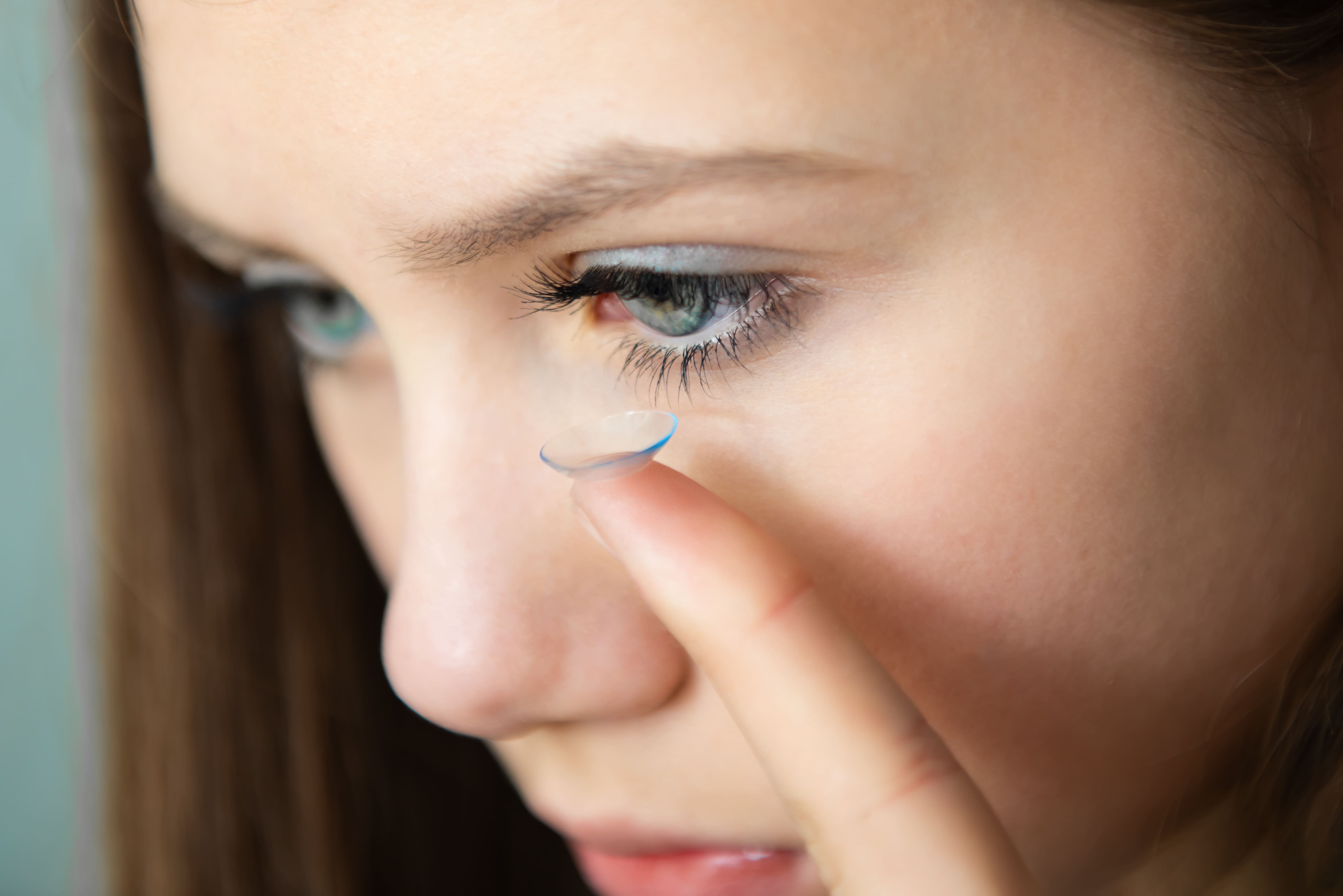 ragazza_con_trucco_indossa_lenti_a_contatto